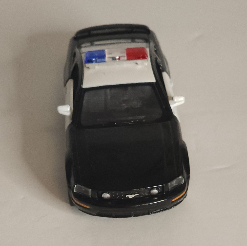 Kinsmart car 2006 Ford mustang GT scale 1/38
